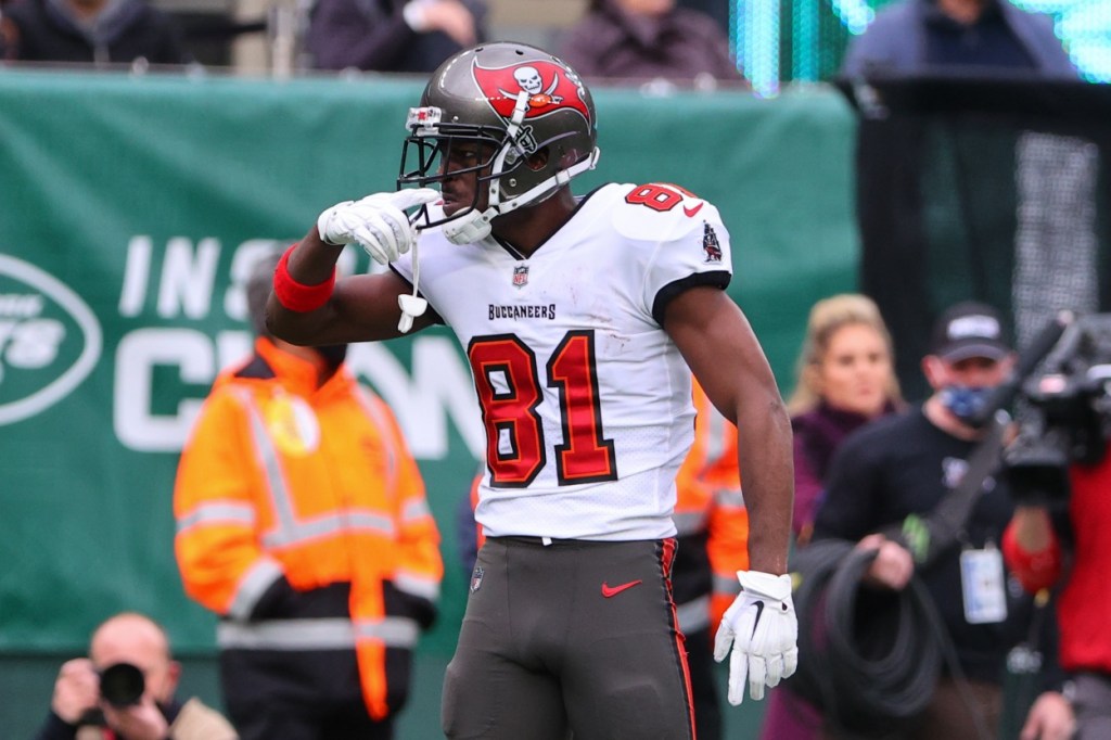 Fans React As NFL Insider Shares New Details And Timeline Of Antonio Brown Saga