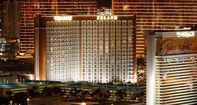 Guy Wins 230K Playing Slots In Vegas Has No Idea He Won Goes Home