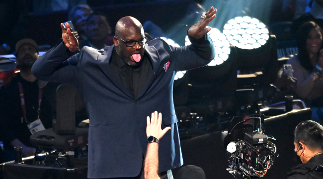 Shaquille ONeal Gives family In Need A 1000 Tip And New Cars