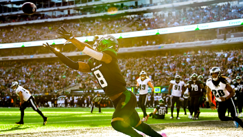 Jets WR Elijah Moore Makes Ridiculous One-Handed Catch While On Beach Vacation (Video)