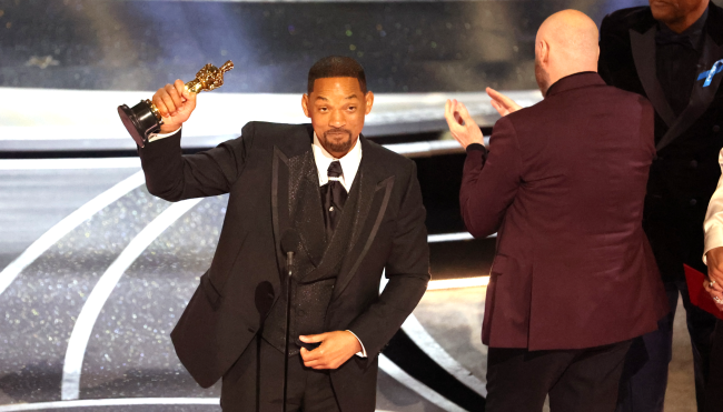Jim Carrey Calls Hollywood Spineless For Giving Will Smith Standing Ovation