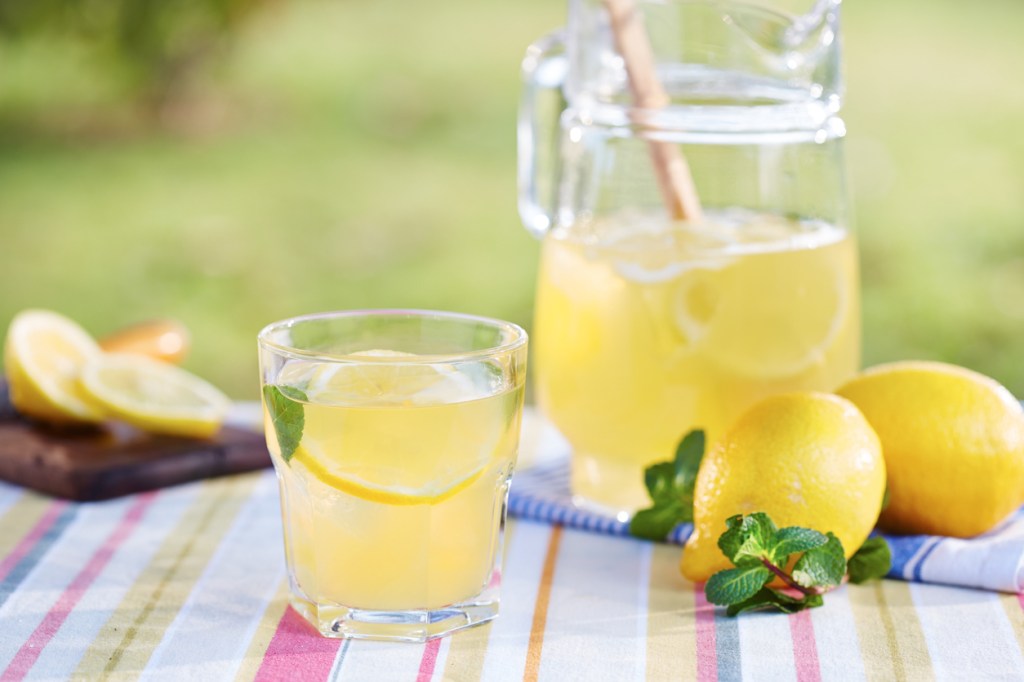 Vegan Guy Drinks His Urine, Claims It's Fountain Of Youth, Internet Reacts