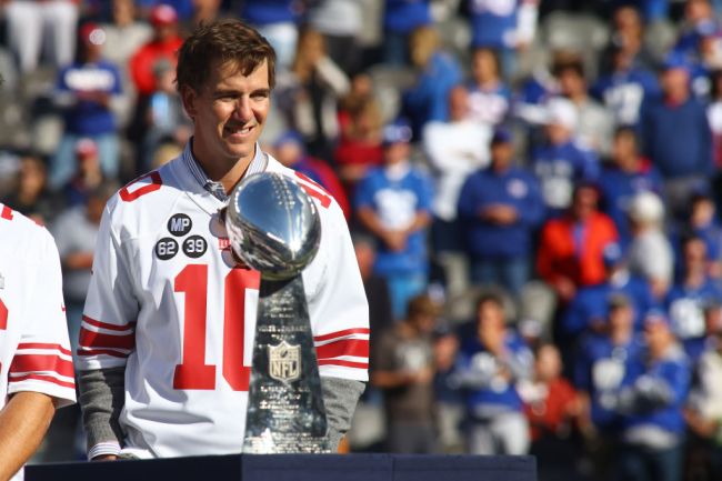 eli-manning-roasts-the-new-england-patriots-while-honoring-robert-kraft