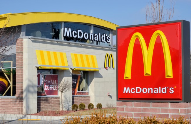 McDonald's employee warns fast food customers to avoid sweet tea drink because it has so much sugar in viral TikTok video. 