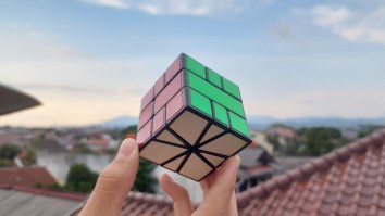 Guy Solves Three Rubik’s Cubes While Juggling Them And Sets Bonkers New World Record