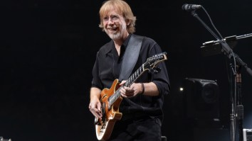 Phish Frontman Trey Anastasio Invited A Little Girl On Stage Sing And She Slayed It
