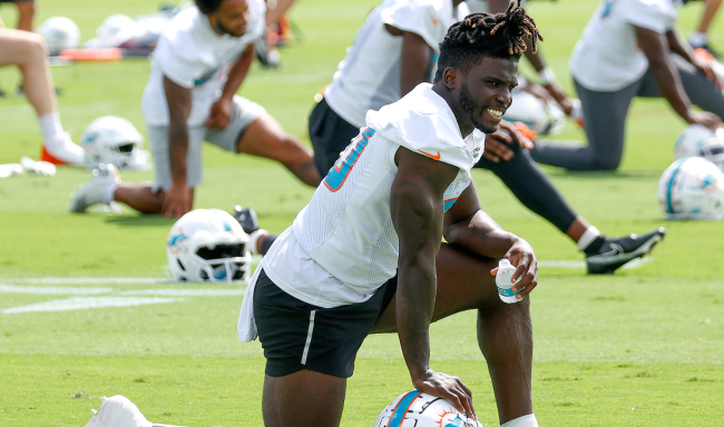 Fans LOL At Tyreek Hill Claiming 22 Dolphins Are Same As 19 Chiefs