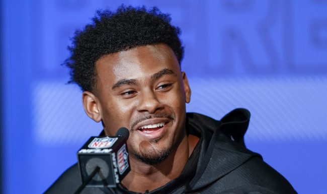 Malik Willis Hilariously Gives Up In Drill Vs. Jeffery Simmons