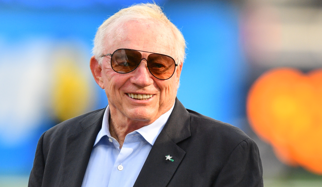 Jerry Jones Struggling To Figure Out How To Take A Selfie With Fans