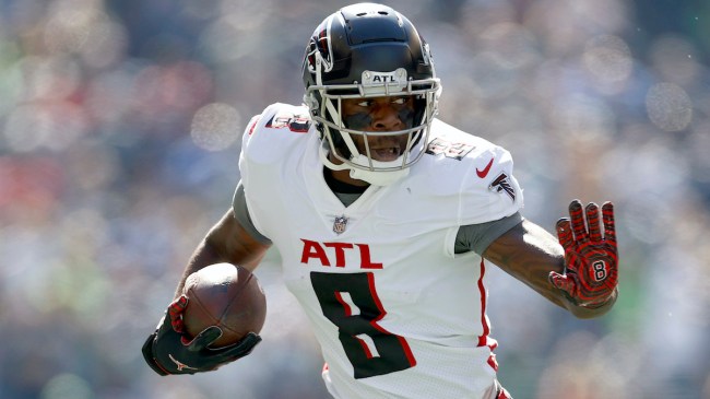Falcons TE Kyle Pitts Had To Wear Tennessee Overalls After Losing Bet To Cordarrelle Patterson