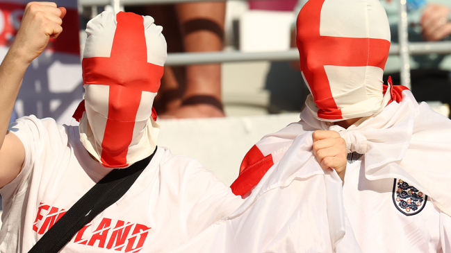 English Soccer Fans Party With Lion After Befriending Qatari Sheik's Son