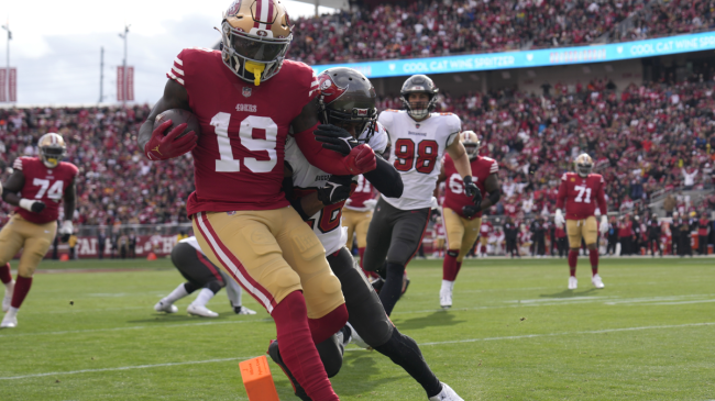 Deebo Samuel scores a TD for the 49ers.