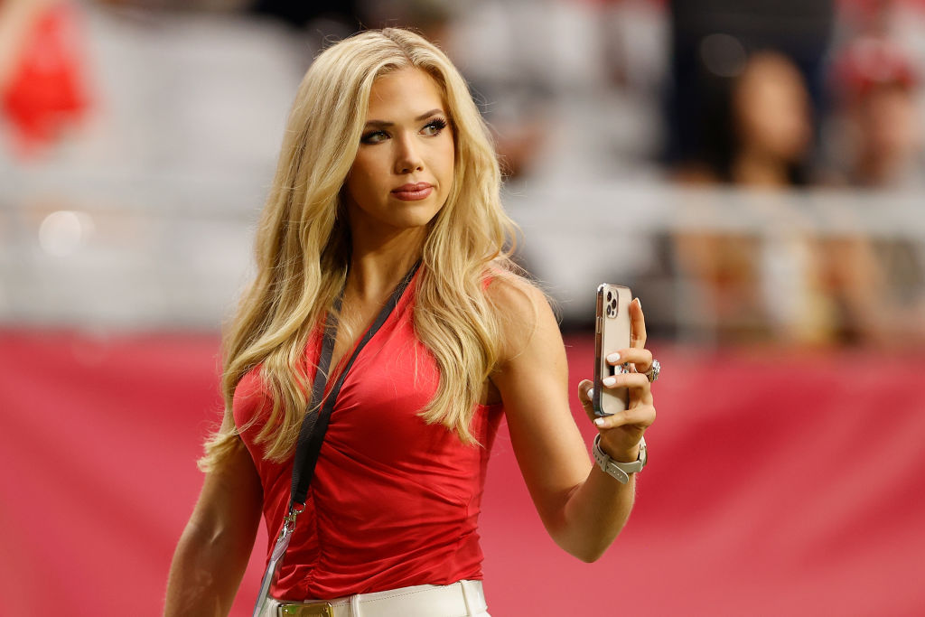 Gracie Hunt taking a selfie