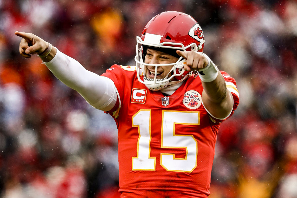 Patrick Mahomes pointing to the crowd