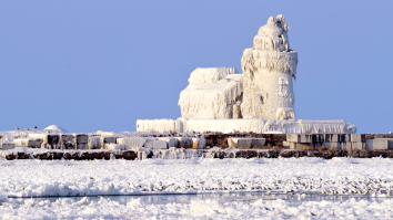 VIDEO: Massive 18-20ft Waves Hitting Lake Erie During Winter Storm Elliott