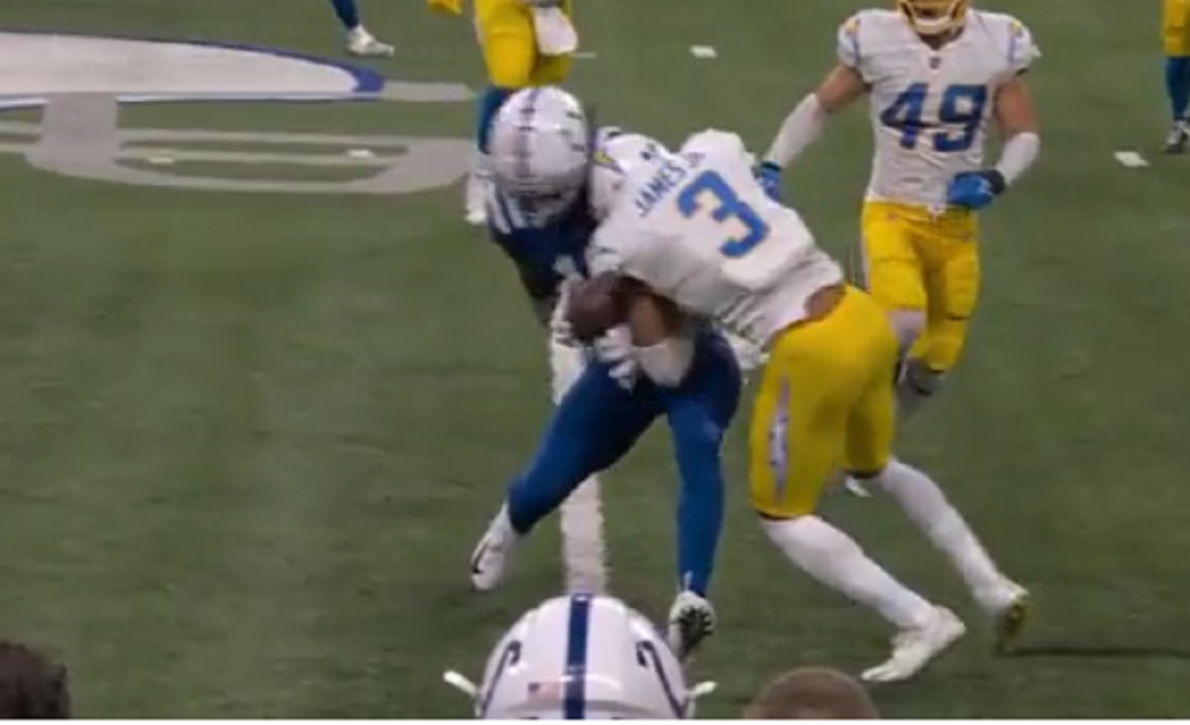 Derwin James tackling
