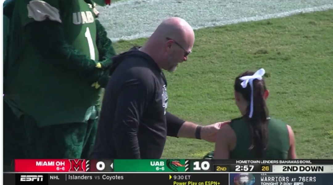 Trent Dilfer on the sidelines at the Bahamas Bowl