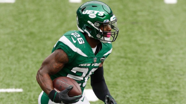 Le'Veon Bell running with the ball