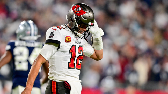 Tom Brady disappointingly unstrapping his helmet