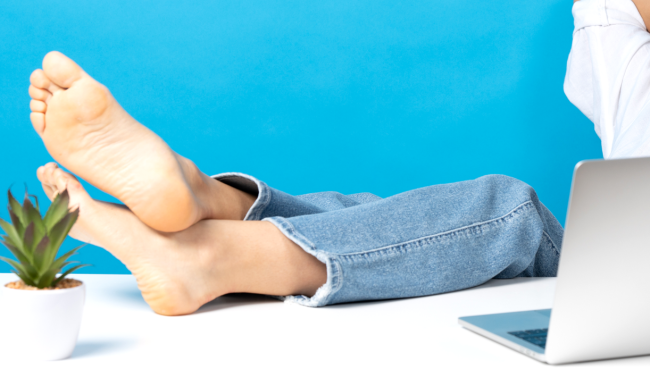 womans feet by computer twitch