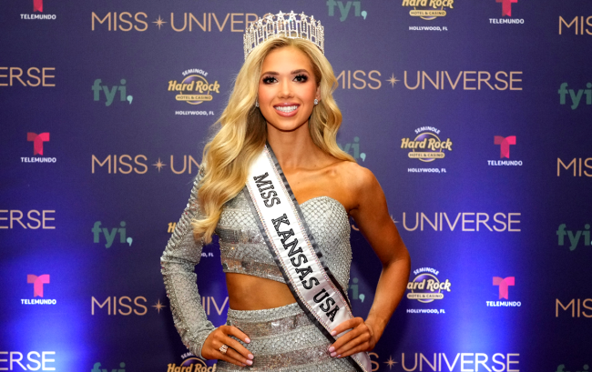 gracie hunt miss kansas usa wearing crown