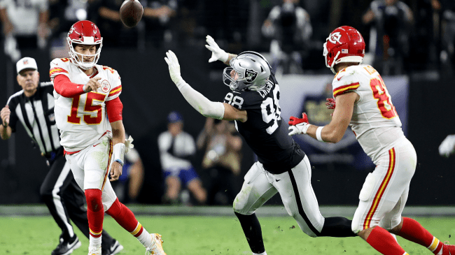 Patrick Mahomes throws a pass to Travis Kelce.