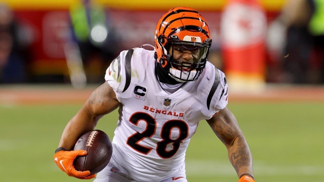 Bengals running back Joe Mixon runs with the ball.