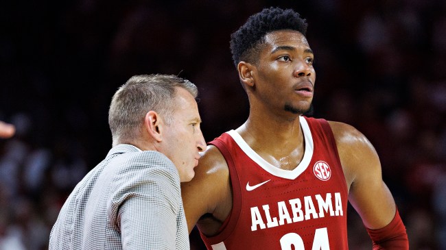 Alabama basketball coach Nate Oats talking to Brandon Miller