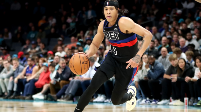 RJ Hampton dribbles the ball during a Pistons game.