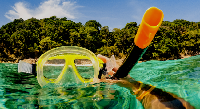 snorkeling mask in water couple suing company hawaii