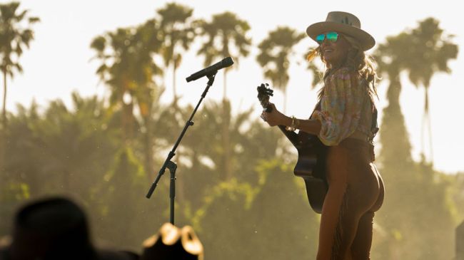 country star lainey wilson performing at stagecoach