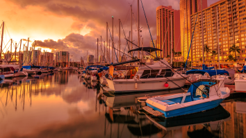 Two Female Tourists In Hawaii Follow GPS, Drive Minivan Straight Into Harbor