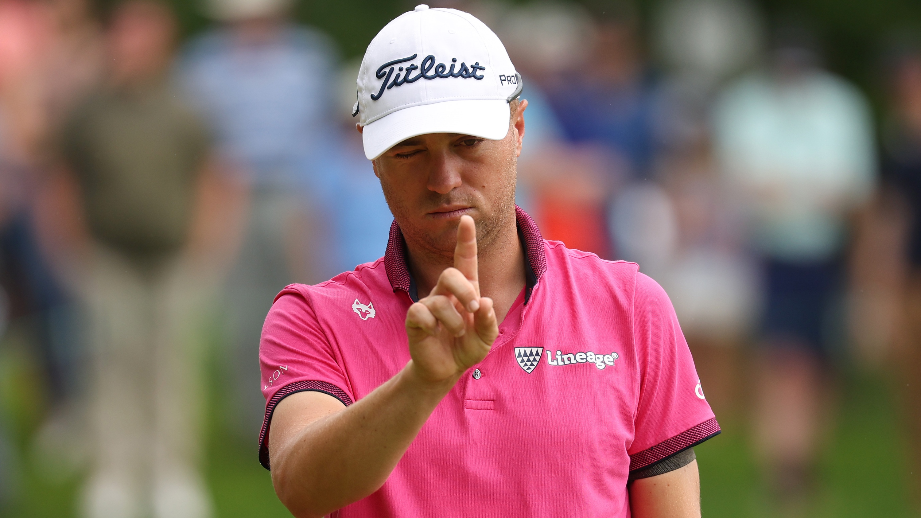 Justin Thomas reading a putt
