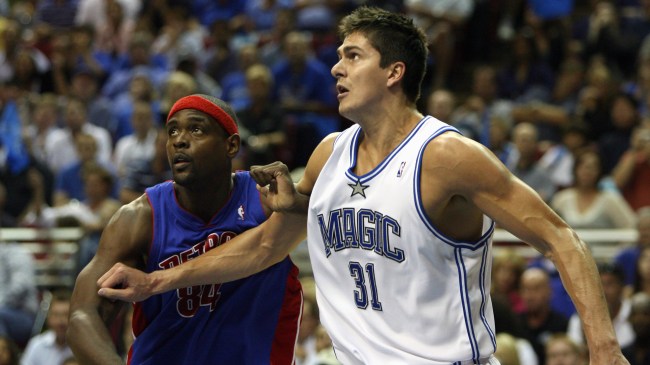 Chris Webber guarding Darko Milicic