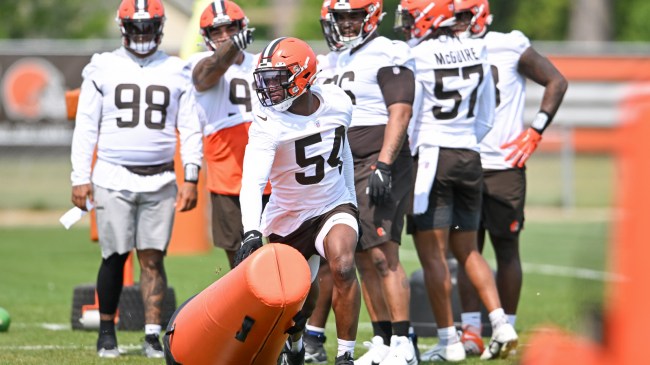 Ogbo Okoronkwo runs drills at Browns training camp.