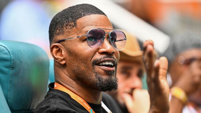 jamie foxx wearing sunglasses and waving
