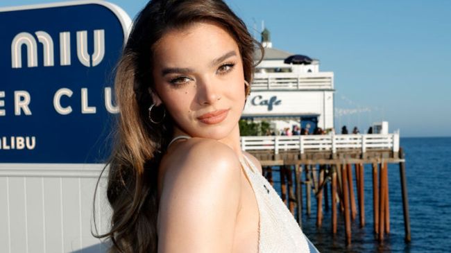 hailee steinfeld posing in front of the ocean