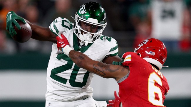 breece hall tries to avoid a tackle vs the chiefs