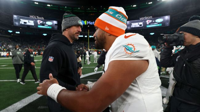 aaron rodgers shaking hands with Tua Tagovailoa