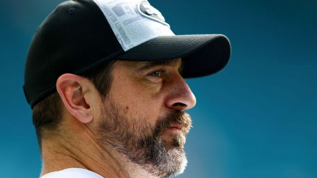 aaron rodgers wearing a jets hat
