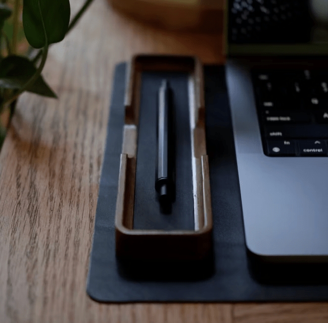 Leander Pen Holder - Black Leather