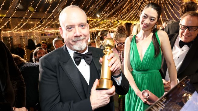 paul giamatti holding his golden globe award