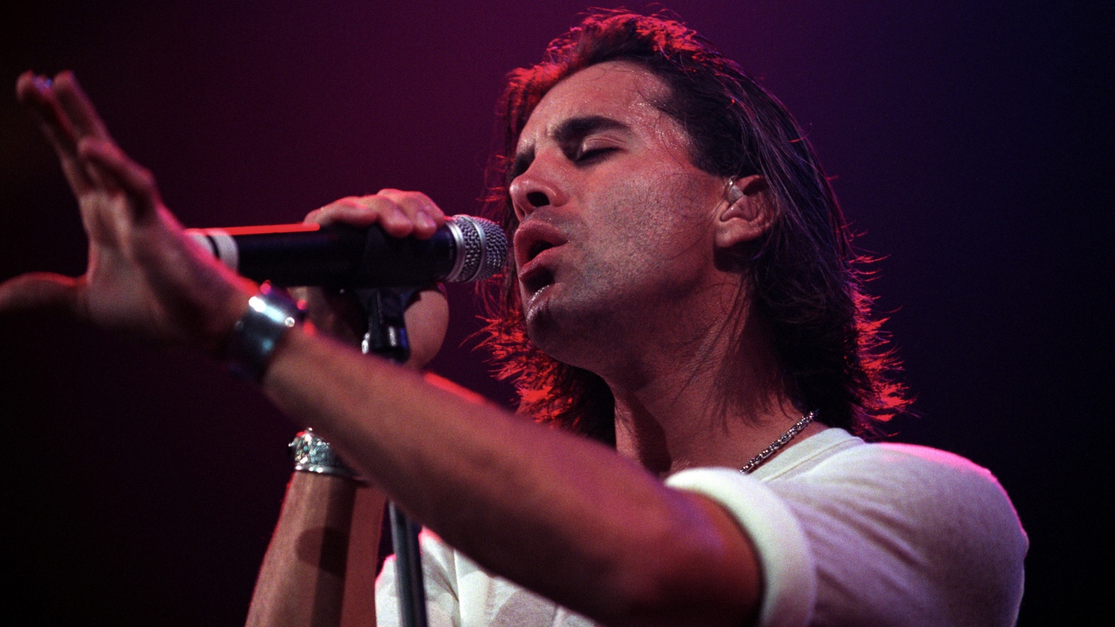 Creed frontman Scott Stapp singing