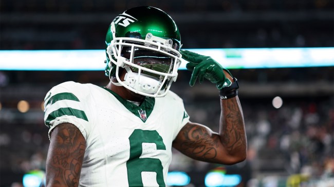 Mecole Hardman of the New York Jets warms up prior to game