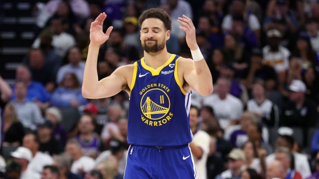 klay thompson throwing his hands up in frustration