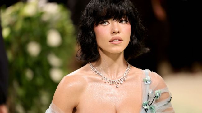 sydney sweeney black hair met gala
