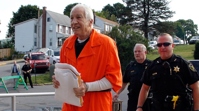 Jerry Sandusky enters the Centre County Courthouse
