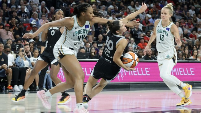 Kelsey Plum a defended by Betnijah Laney-Hamilton.