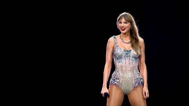 taylor swift performing a concert