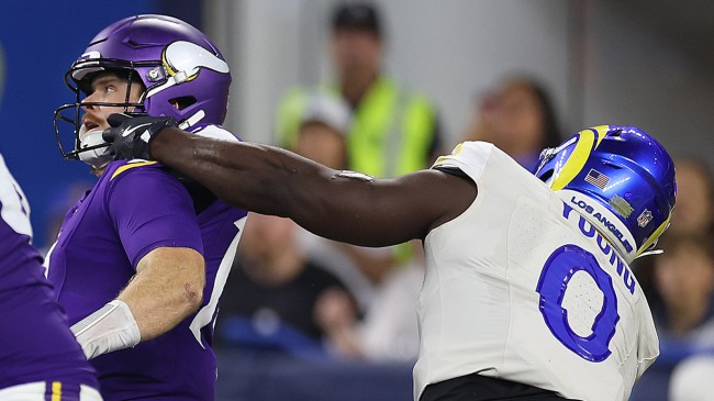 Byron Young facemask on Sam Darnold